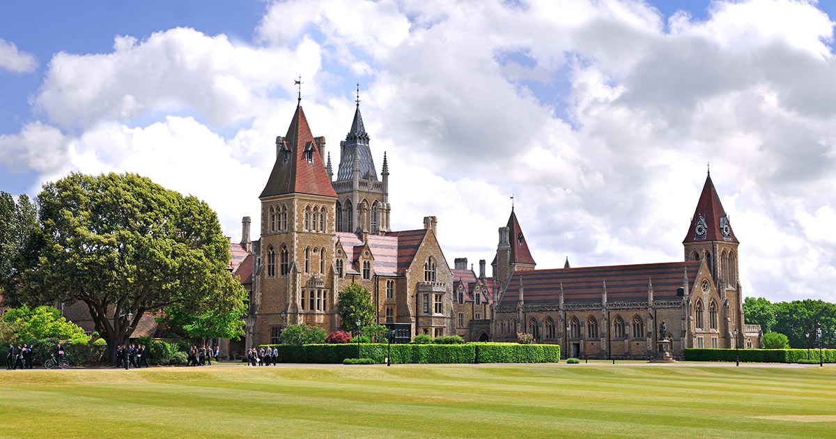 切特豪斯学校（Charterhouse School），来自英国的一所私立中学，创立于1611年，创校时的校址在Carthusian monastery中，但在1872年校舍搬至Godalming。