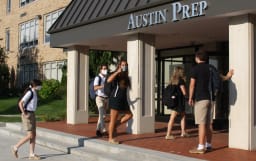 Cohort A students returning to campus on the first day of classes