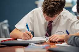 ILTexas student studying on campus