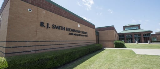 Exterior image of Smith Elementary.