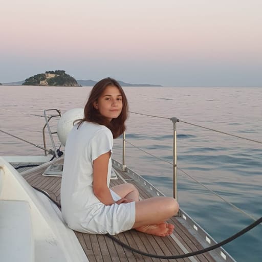 Anne a passé son bac à distance en voyageant sur un voilier