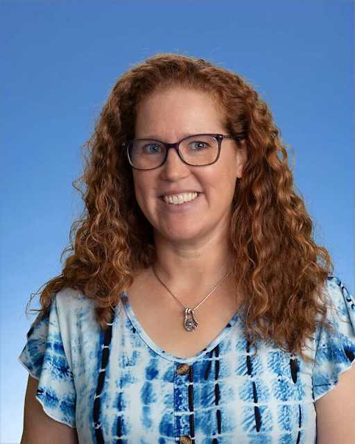 Mandy Dockweiler Celebrates 27 Years at Shelton, Sharing Her Passion for ART, ASL and Student Success