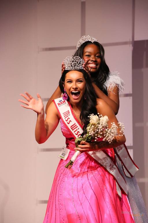 Leia Rios being crowned by outgoing titleholder