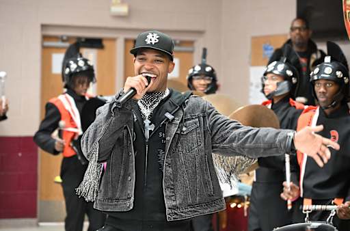 2'LiveBre Brings Gifts, Music, Friends to Students at John Early
