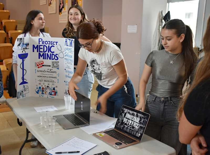 Project MedicMinds members presenting their club at the Clubs Fair