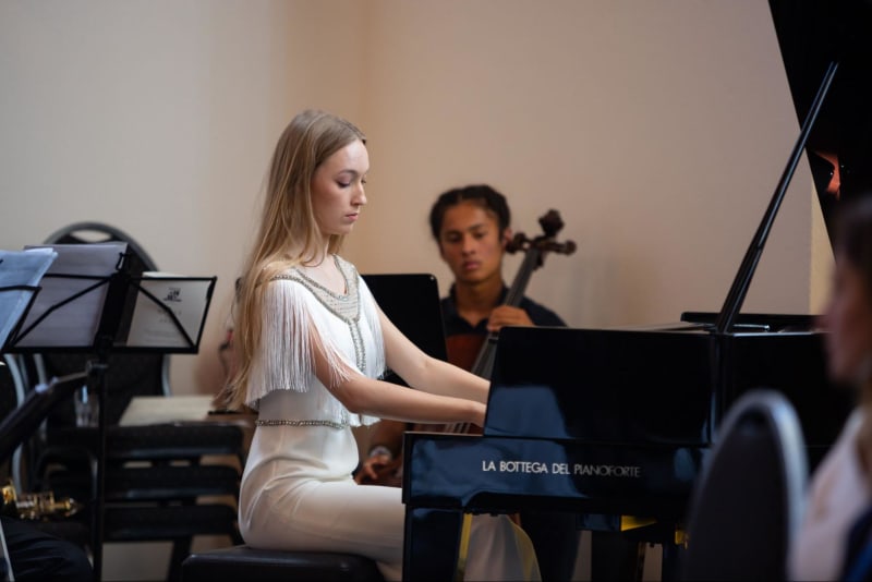 Alexia Dochnal '22 tocando el piano