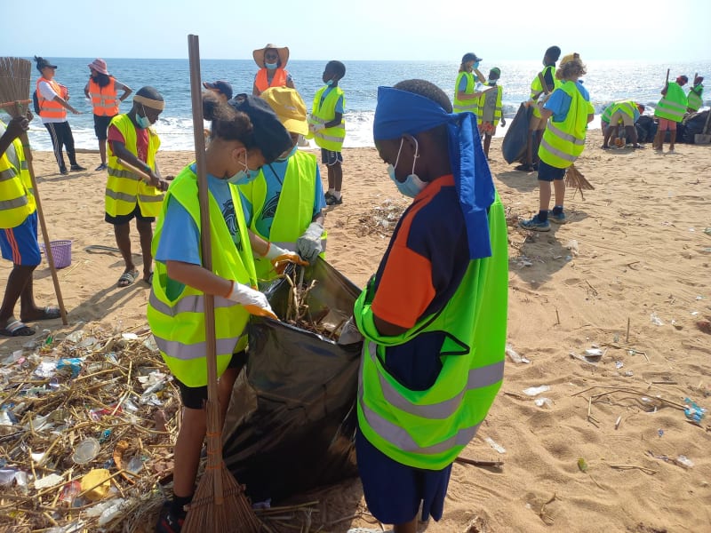 Kids doing beach clean-up