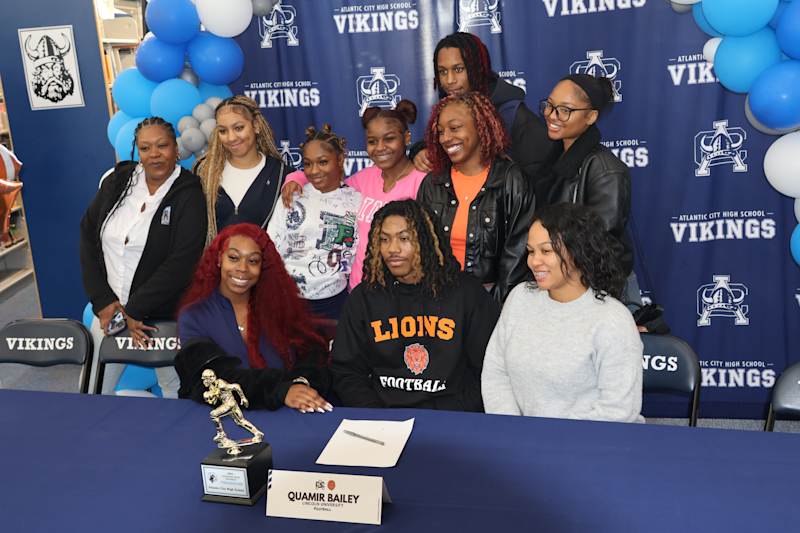 Quamir Bailey and supporters at National Signing Day