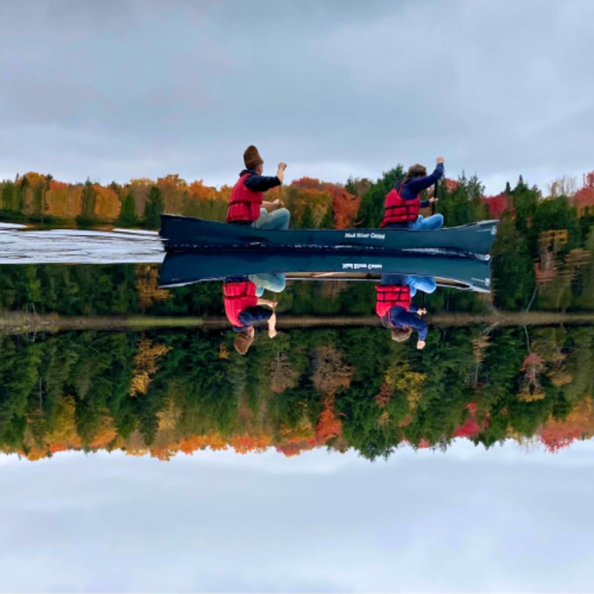 Alunos andando de canoa em um lago