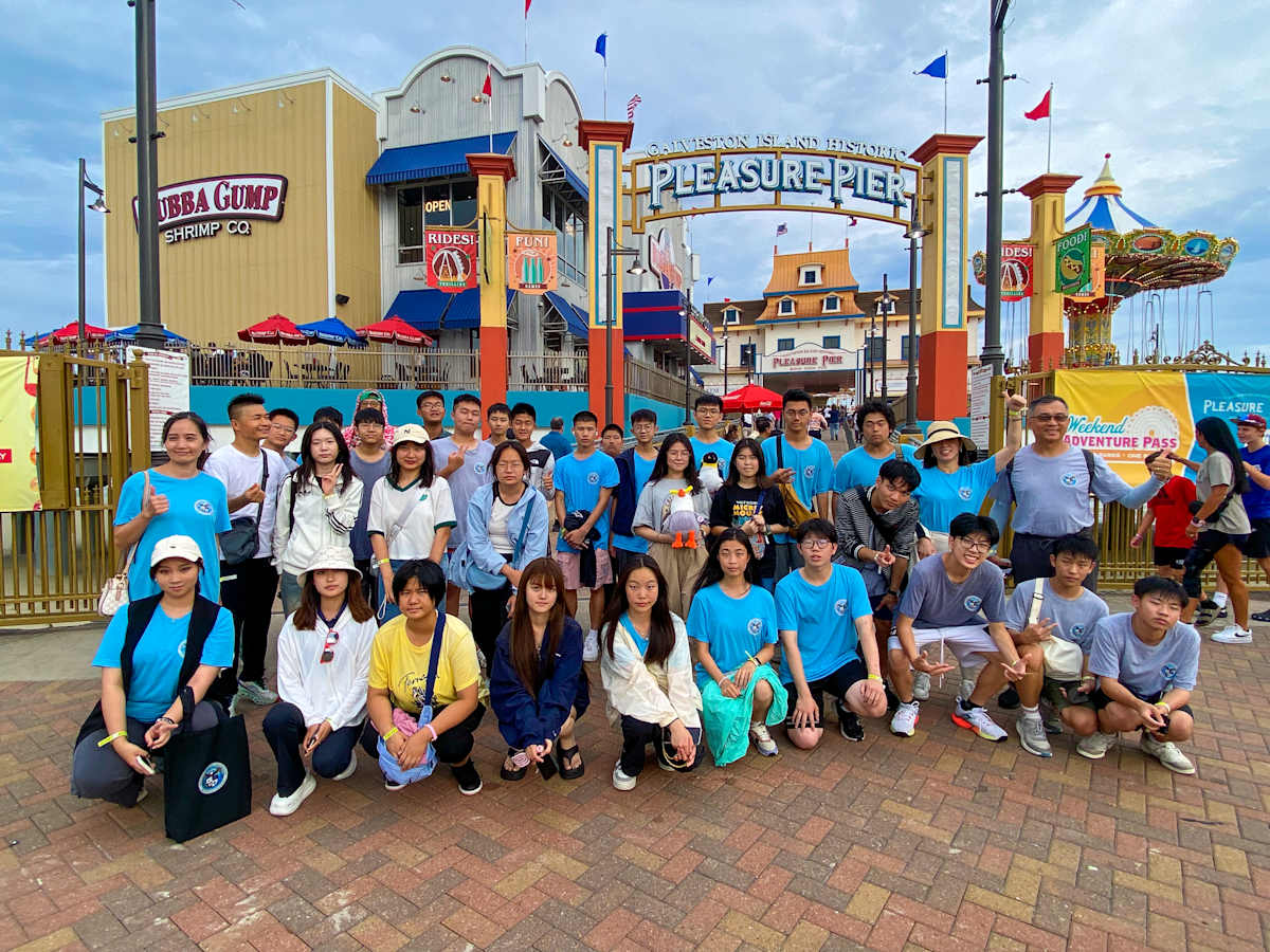 Students enjoying theme park adventure at ILTexas Summer Camp