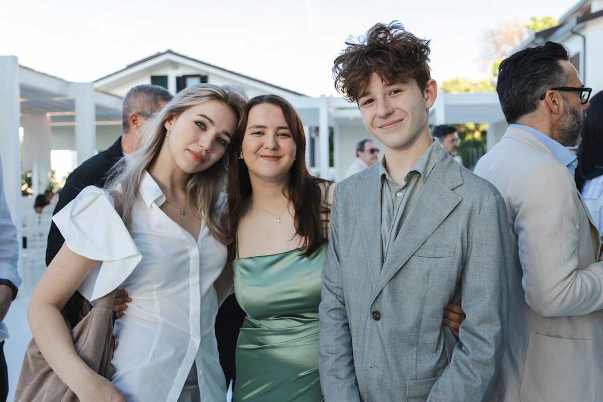 Students dressed for the seaside aperitivo