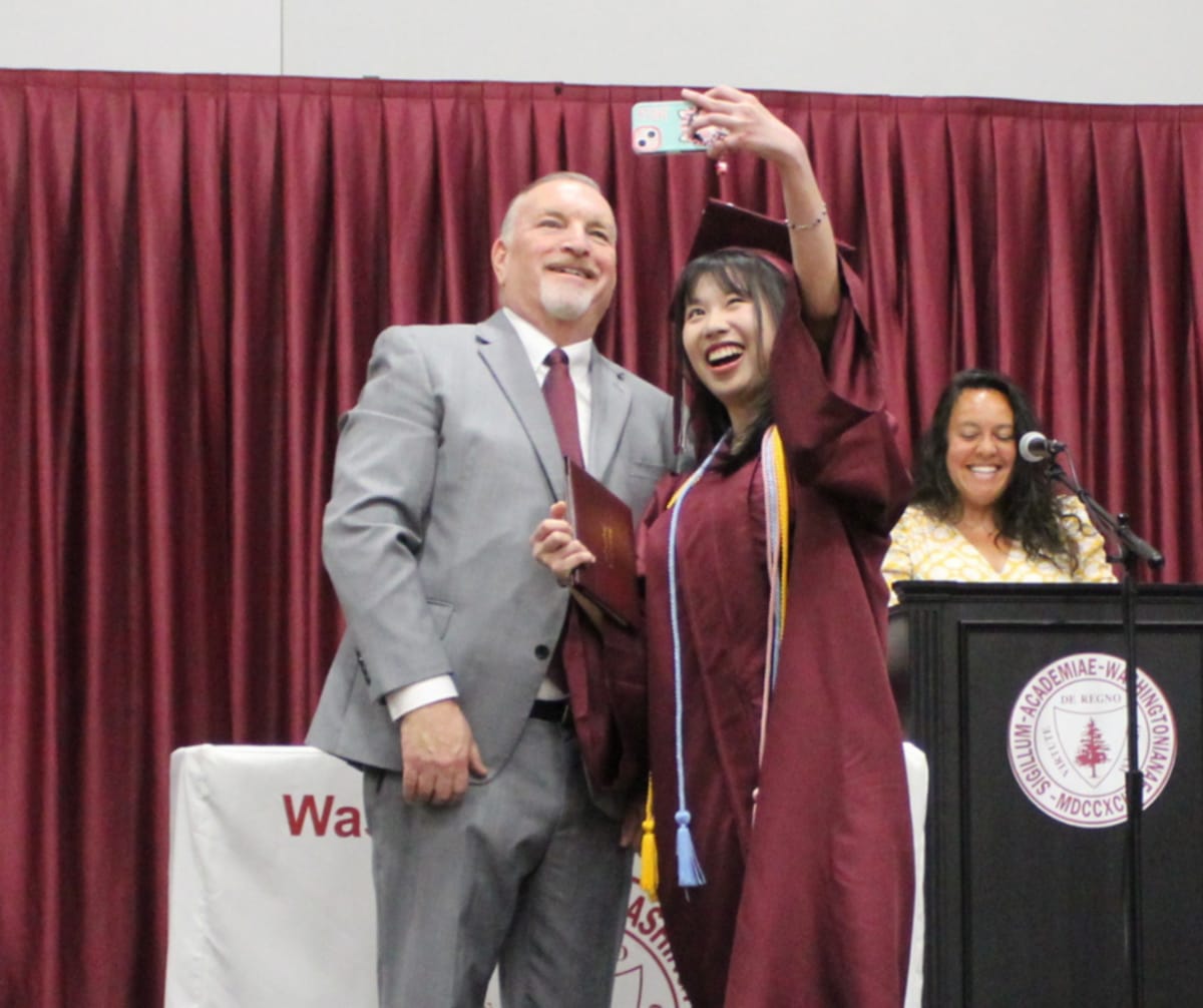 Aluna recebendo o diploma na formatura
