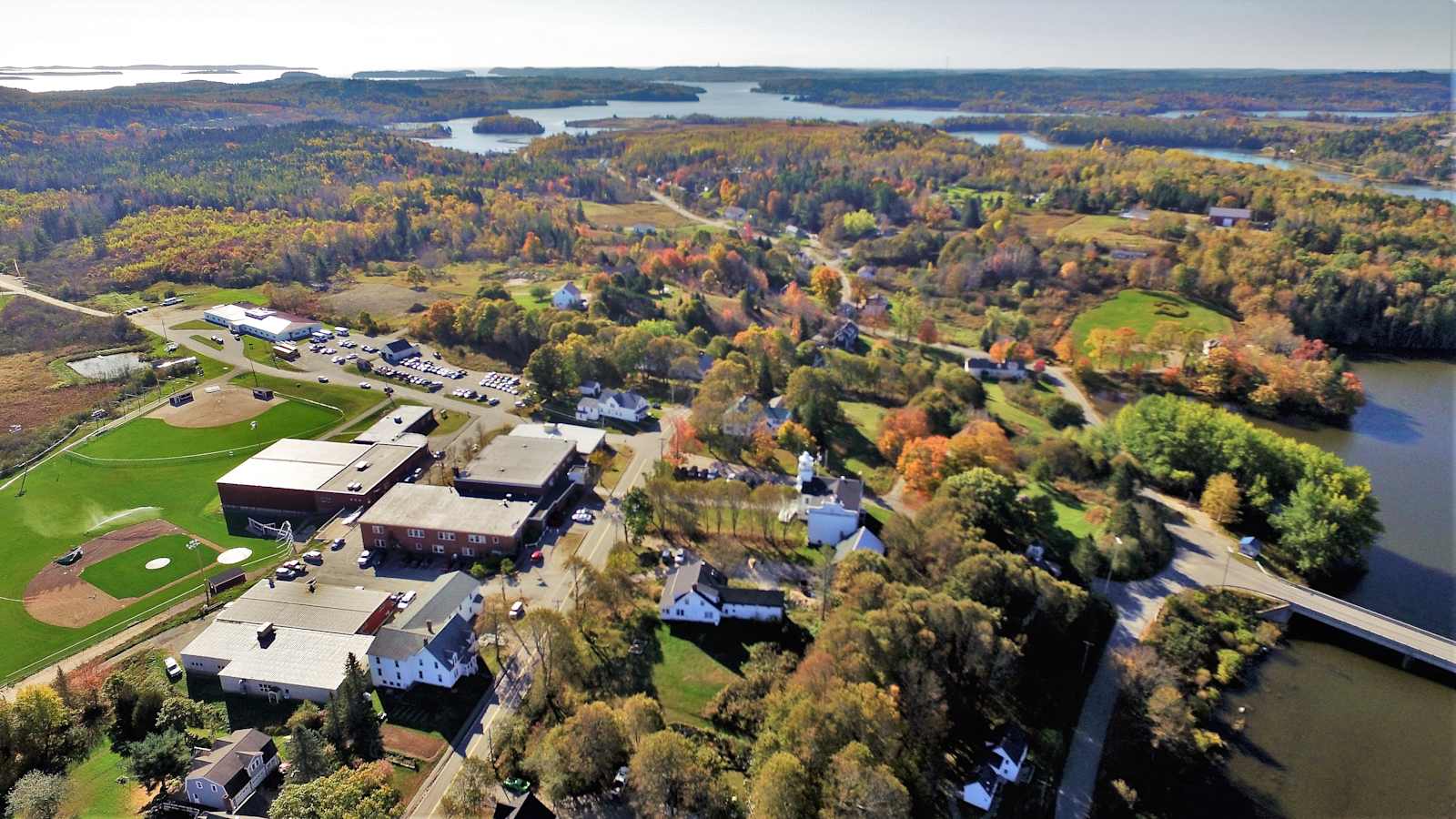 Vista aérea do campus da Washington Academy, em East Machias, Maine