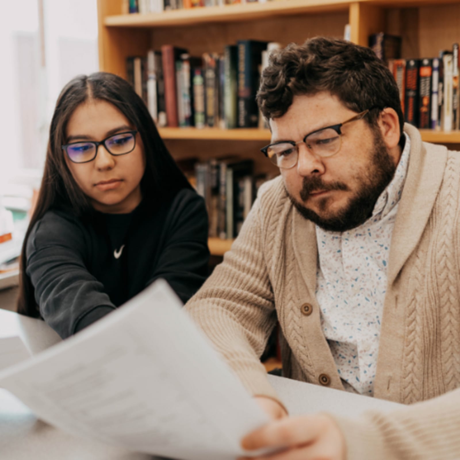 Professor orientando uma aluna