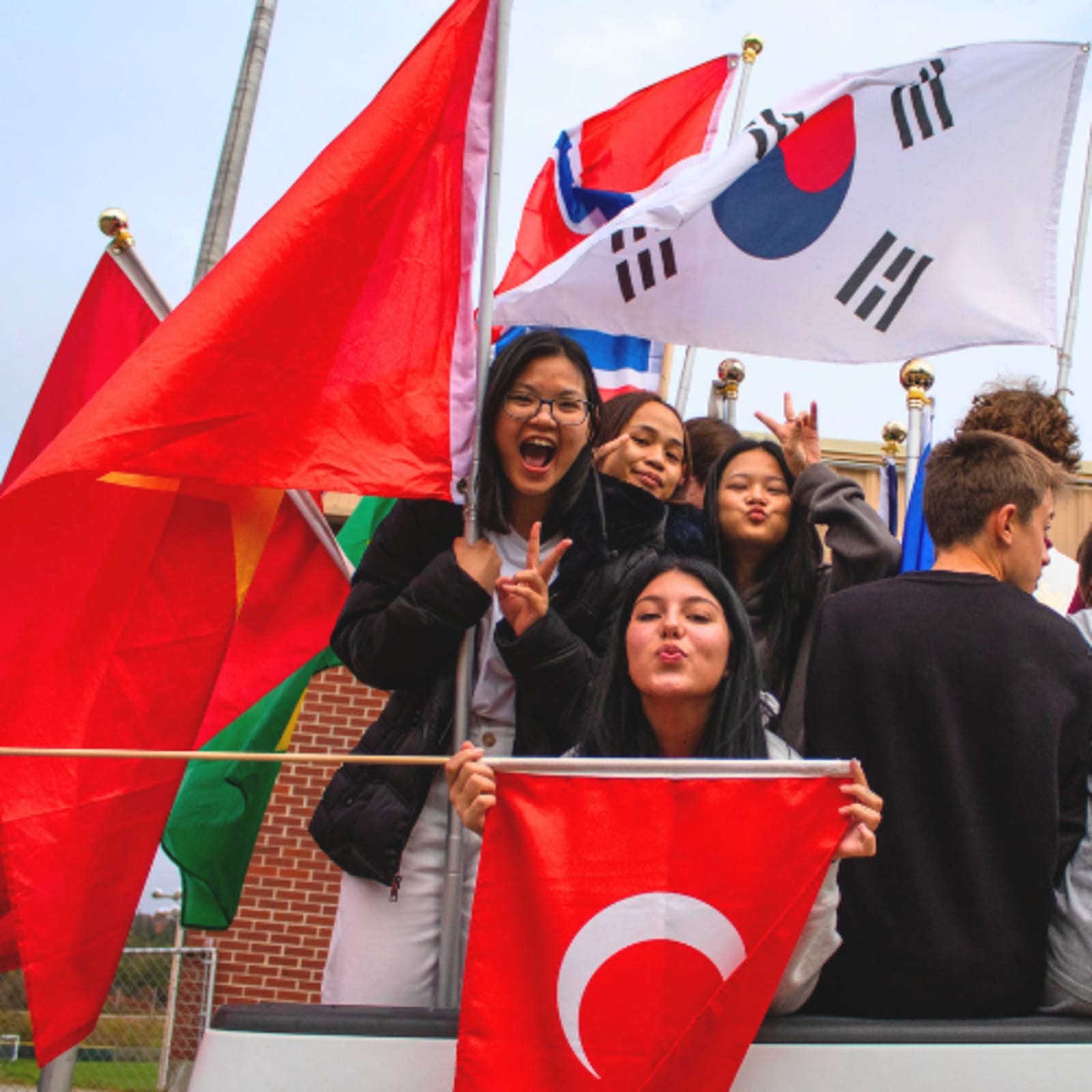 Alunos internacionais com bandeiras de seus países