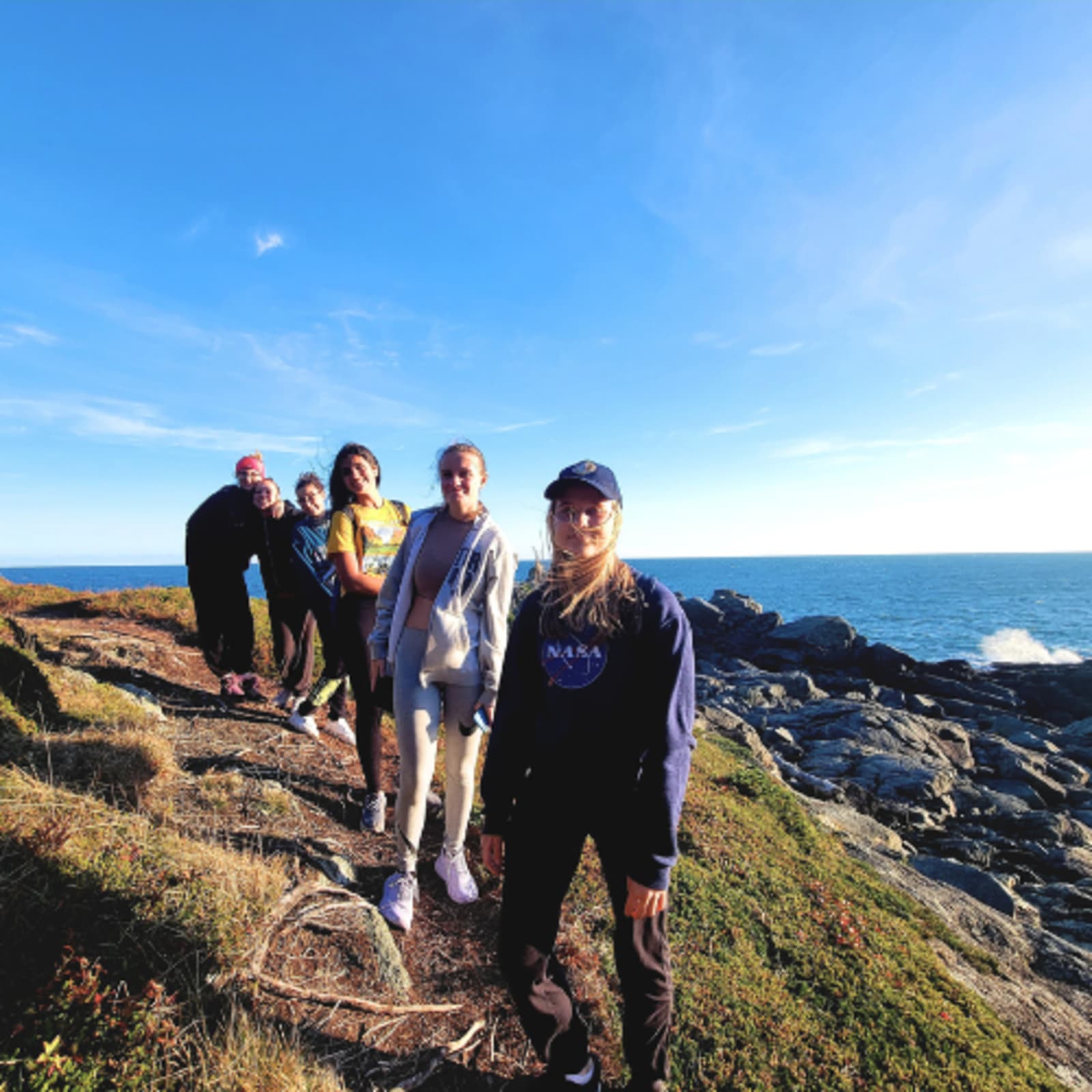 Alunos na costa do Maine, perto da Washington Academy