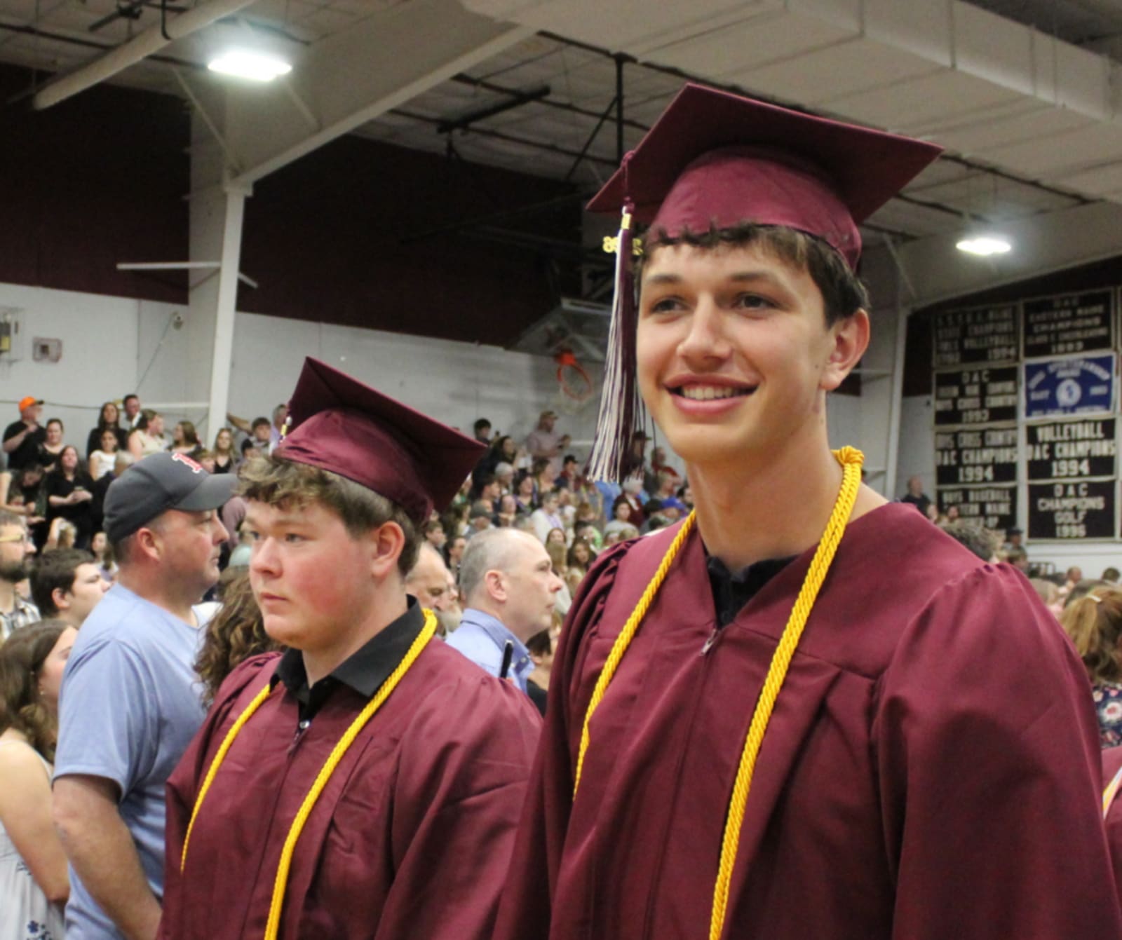 Formandos da Washington Academy com beca e capelo