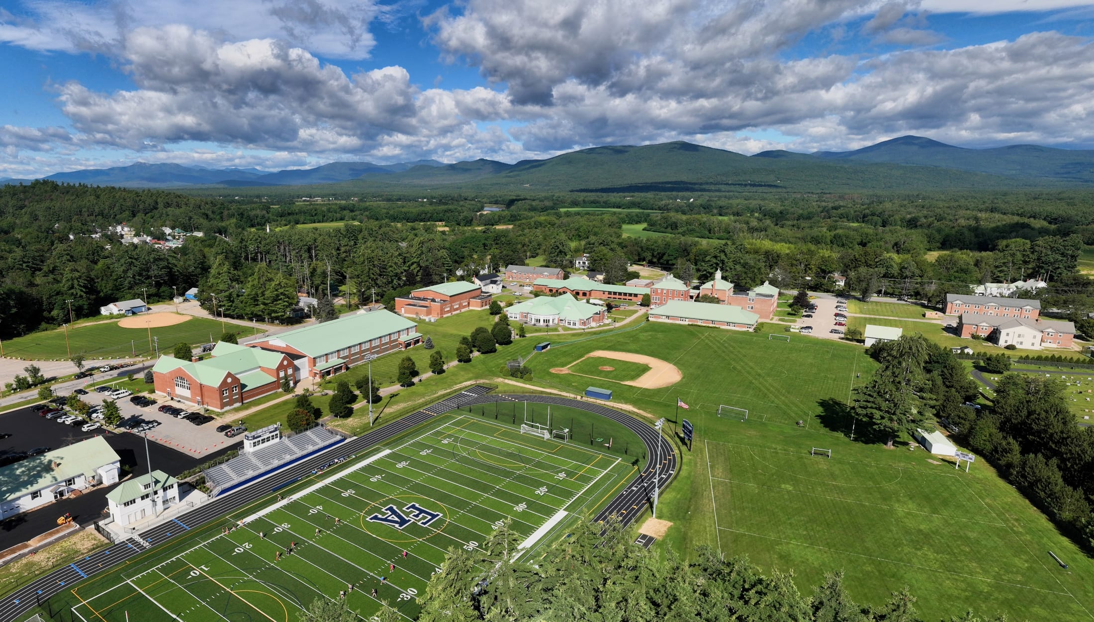 Vista aérea do campus da Fryeburg Academy em Maine