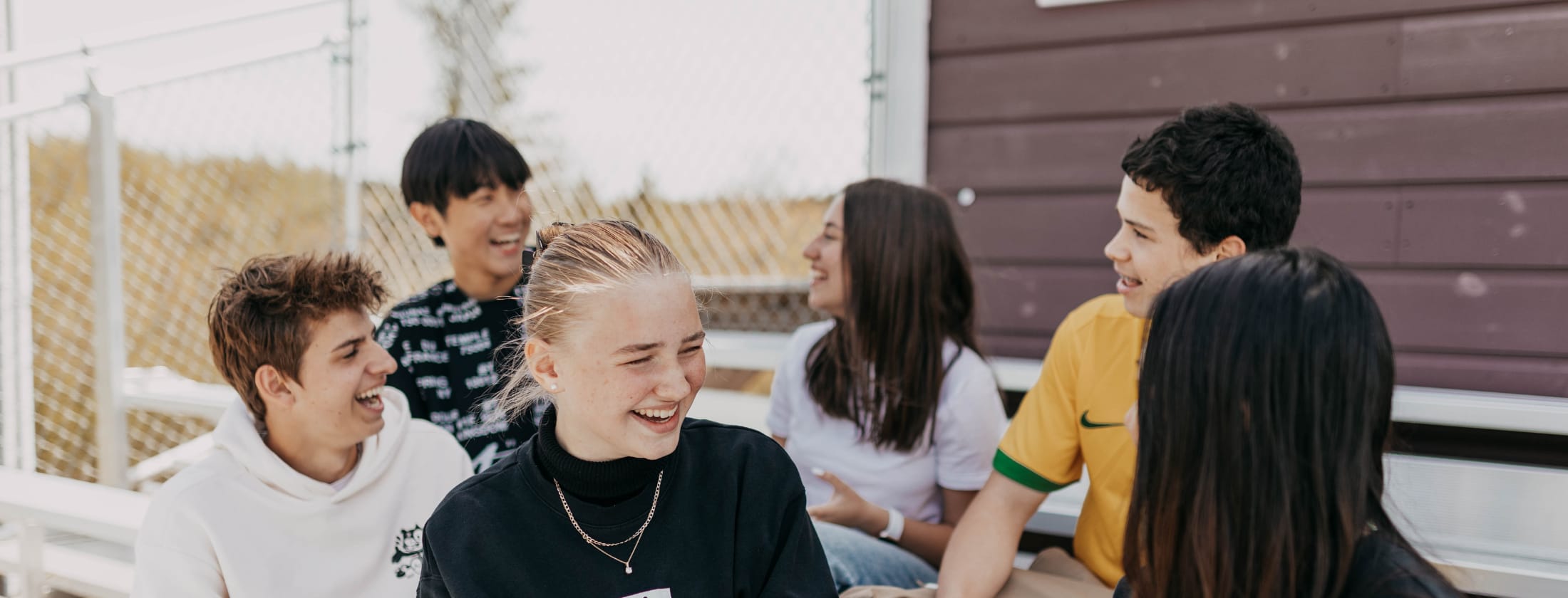 Alunos conversando no campus da Washington Academy