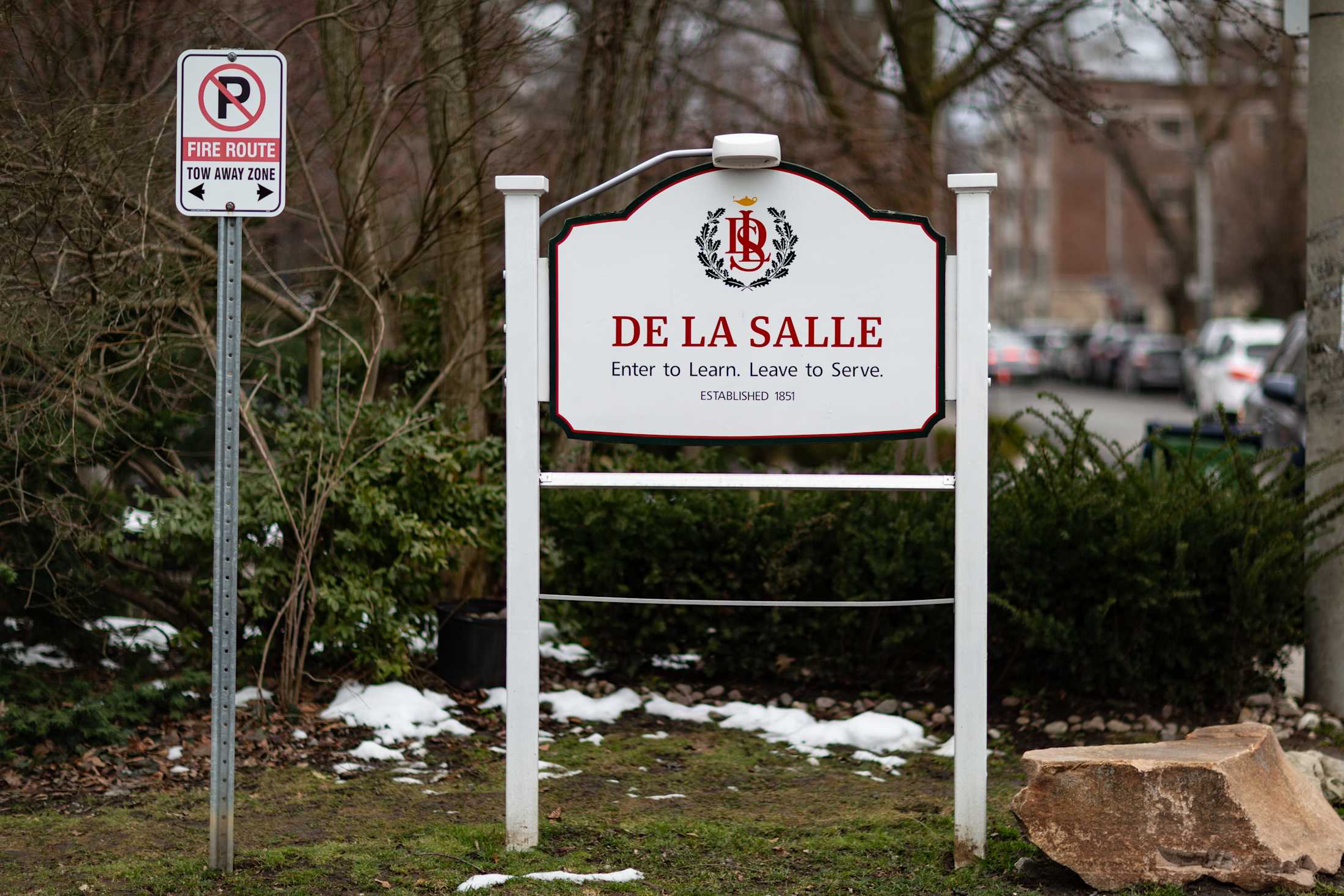 Families arriving at the Oaklands campus for a tour.