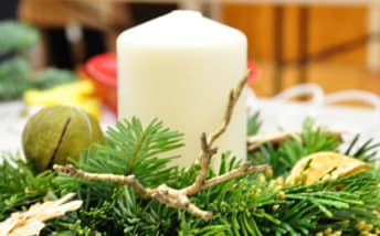 table wreath with white pillar candle in center