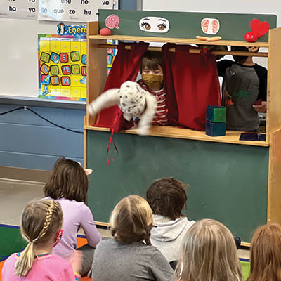 课堂上的木偶剧吸引了格罗夫兰的幼儿园学生
