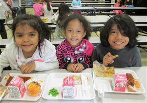 Kids eating lunch