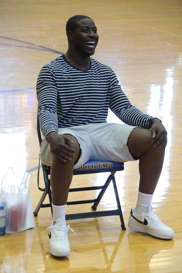 Nothing better than having current NFL LB and former Bulldog, Foye Oluokun  join last night's team meeting! #ThisIsYale