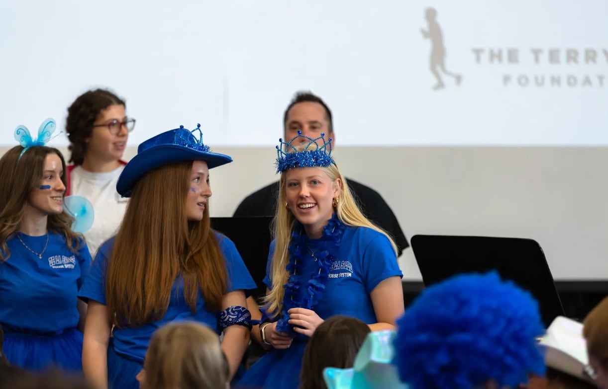 Students collaborating in a club.