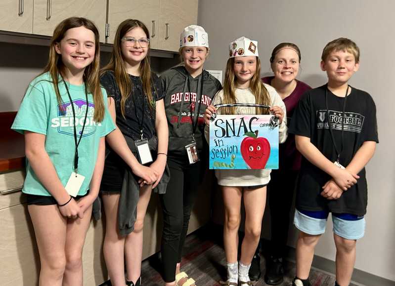 Holmen students discussing healthy food options