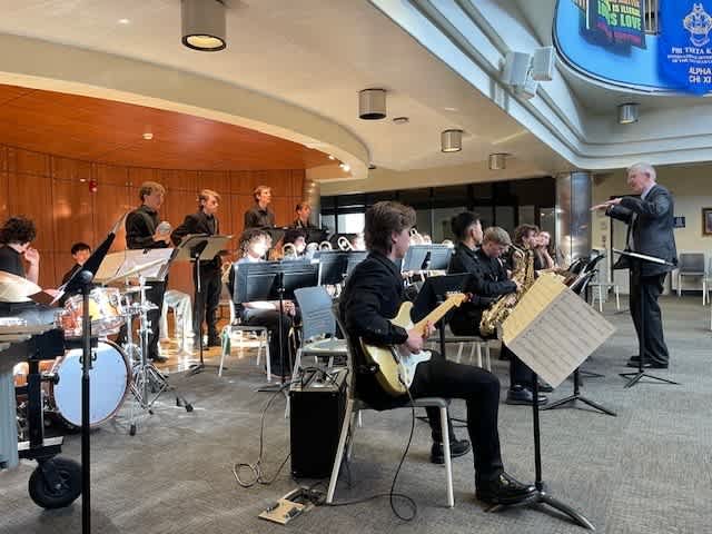 RHS Jazz 1’s clinic after performance with Vern Sielert, director of Jazz Studies at U of Idaho.