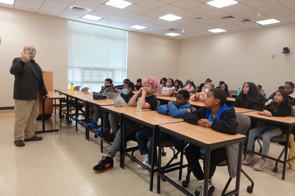 C. Paul Barnhart Elementary School students attend college for a day | details