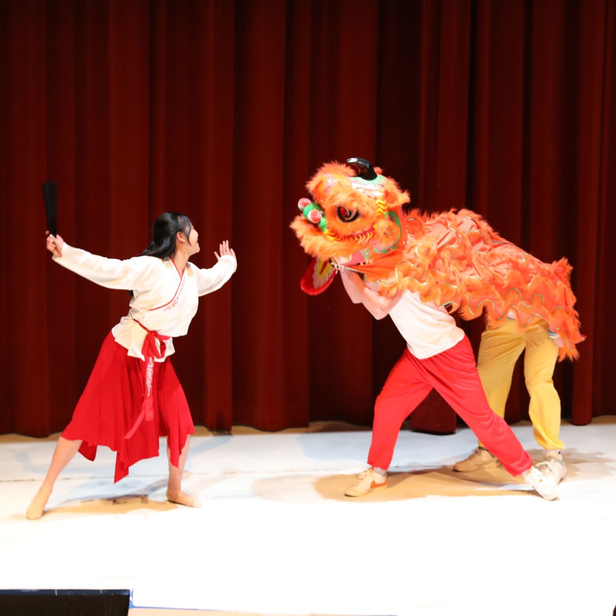 For Chinese Lunar New Year tourists, retailers roll out rabbit dances, red  lanterns