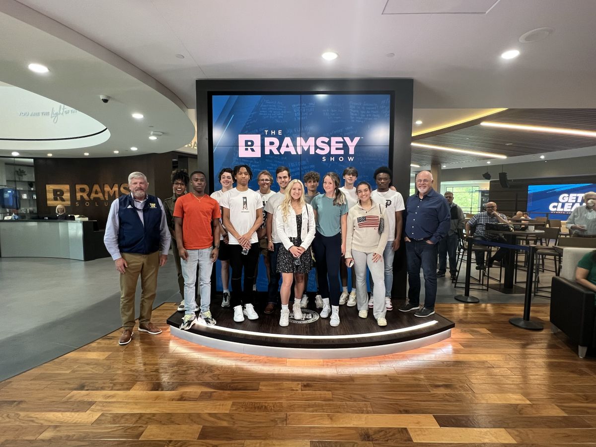 Students get financial advice from Dave Ramsey | Student News Details