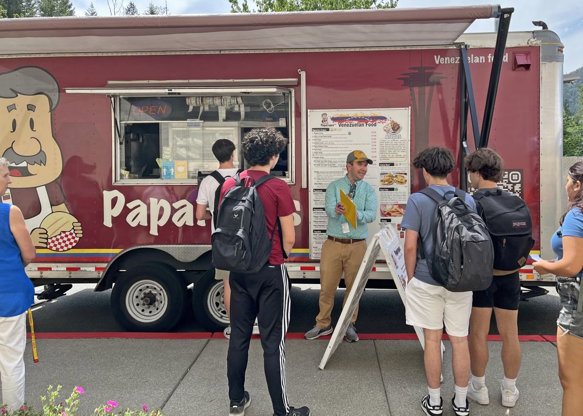I.H.S. Students Order Lunch en Español | News Article