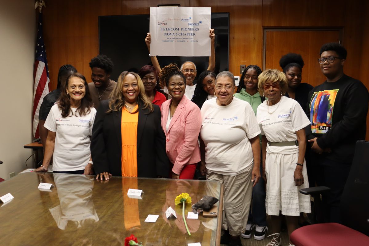 Verizon New Vision Pioneers donate 13 laptops to Mount Vernon graduates News Details