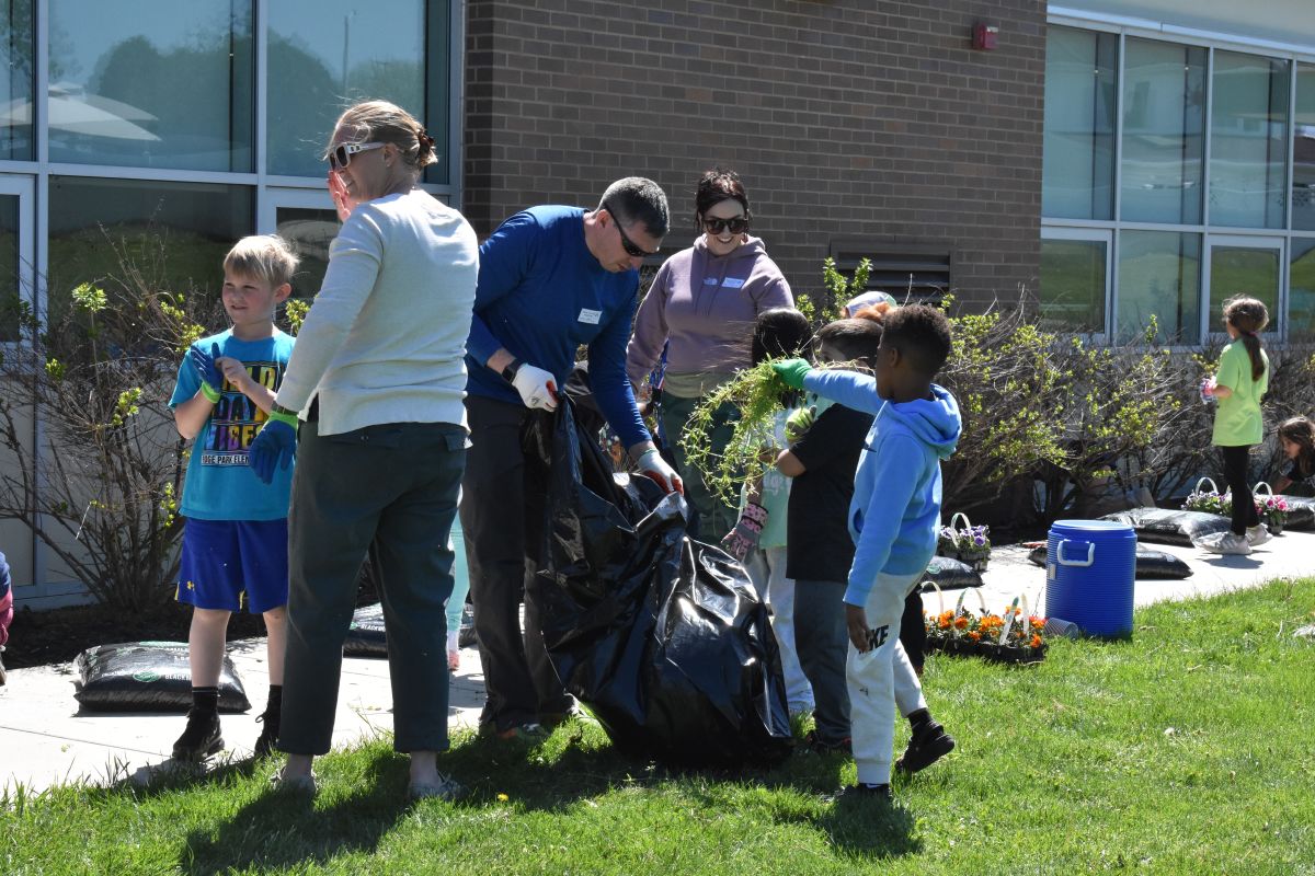 Ridge Park Elementary School students spruce up school for Earth Day