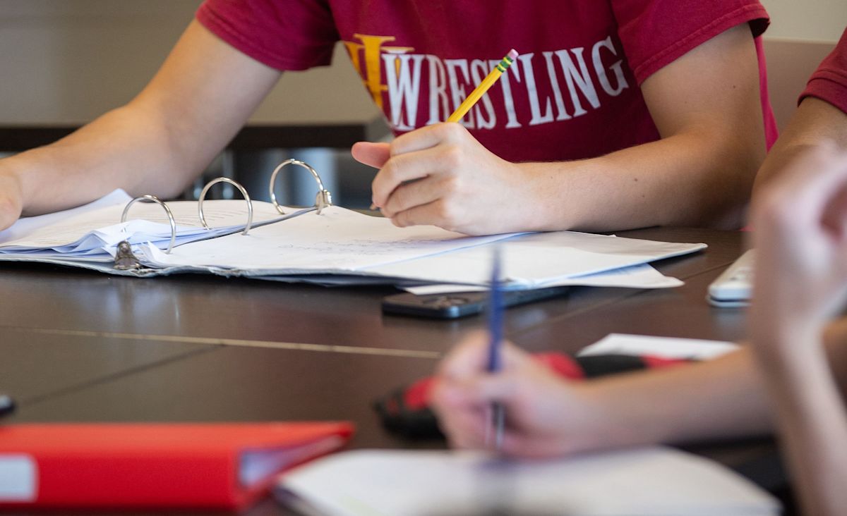 HIES Auxiliary Helps Golden Bears Prep for College Entrance Exams 