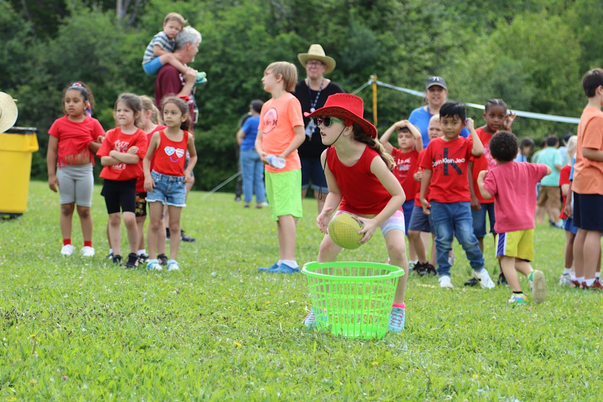 Round Hill saddles up for rockin’ rodeo-themed Field Day | News Story