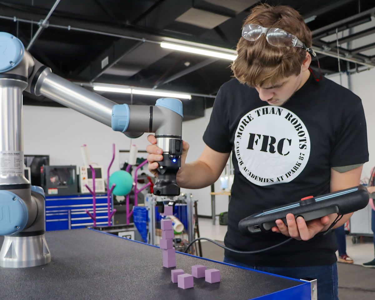 Career Pathways Programs Robotics Teams Launch Season | Newsroom Stories