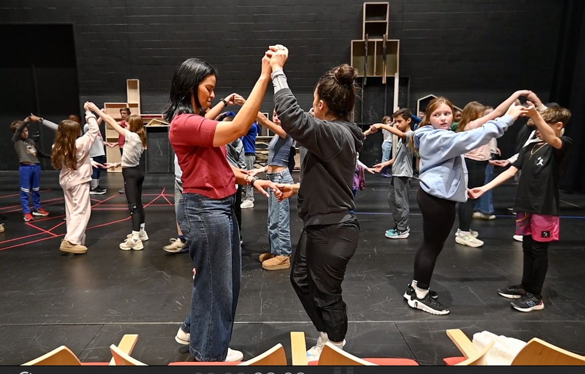 Siswa Spanyol Gunakan Gerakan untuk Menjelajahi Budaya