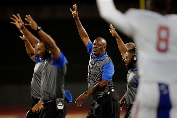 Coach Samples Brings Winning Philosophy to DHS | News Stories