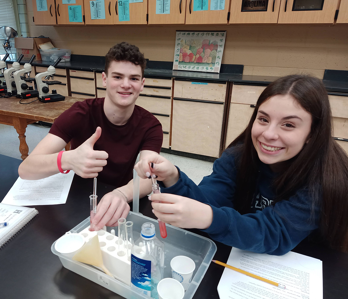 Honors Biology Students Extract DNA and RNA | Featured News