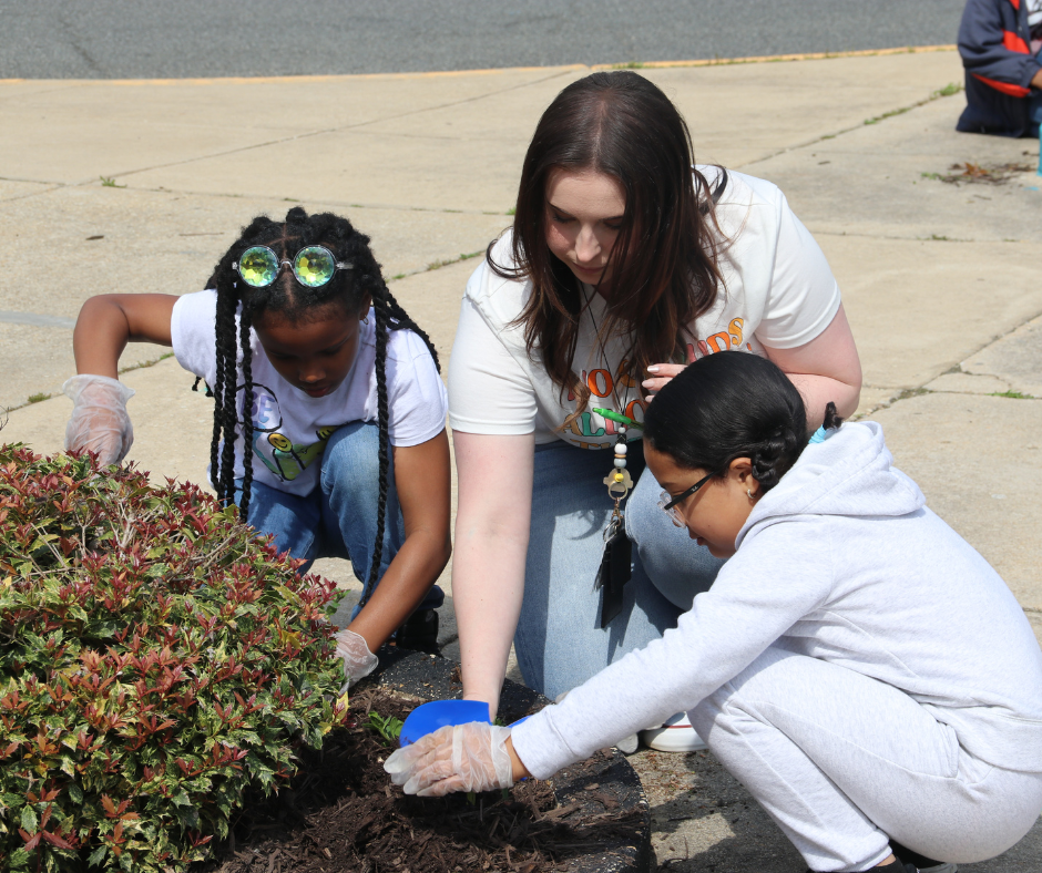 Students, staff wade into beautification projects at elementary school |  details - Charles County Public Schools