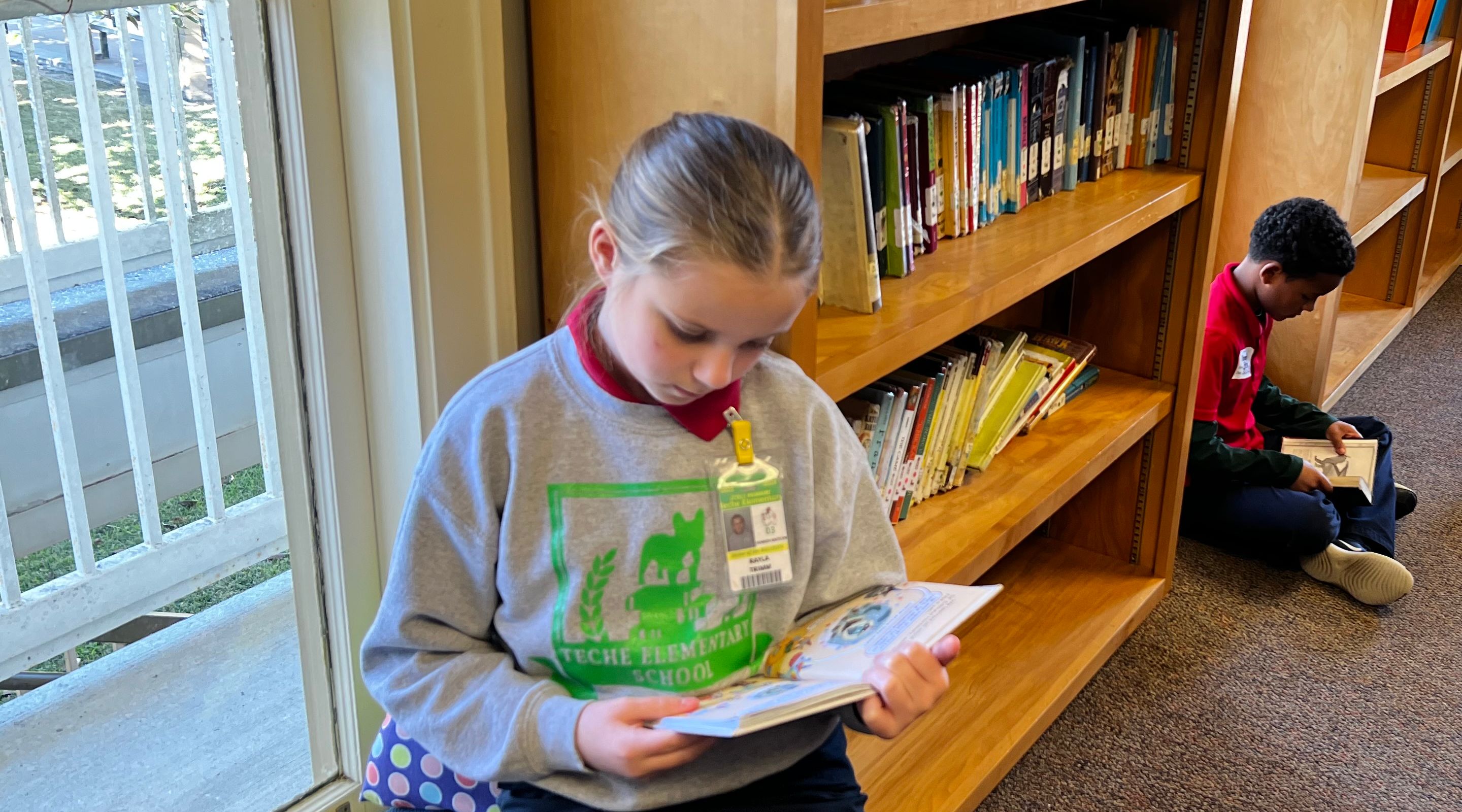 Students leisurely read books in the library. 