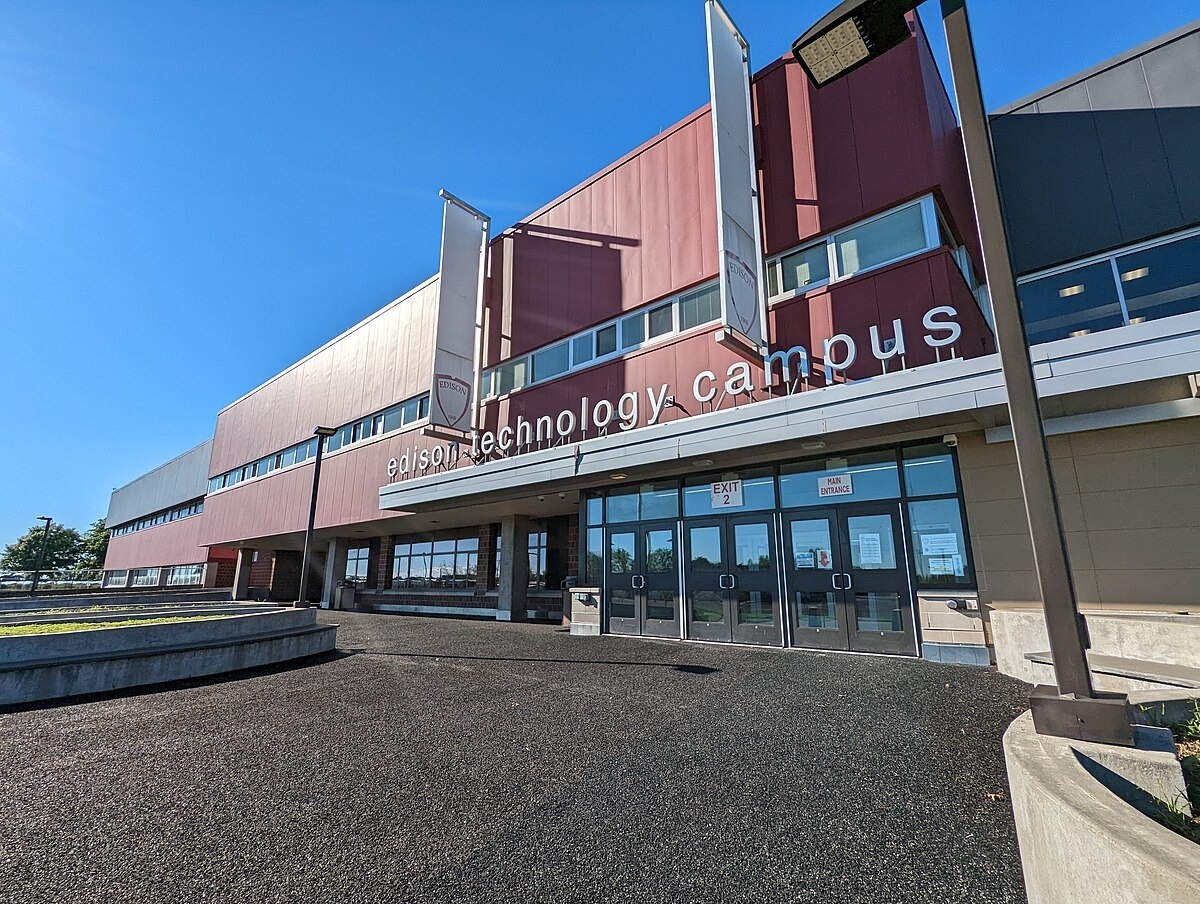 A picture of the building for Edison Technology High School