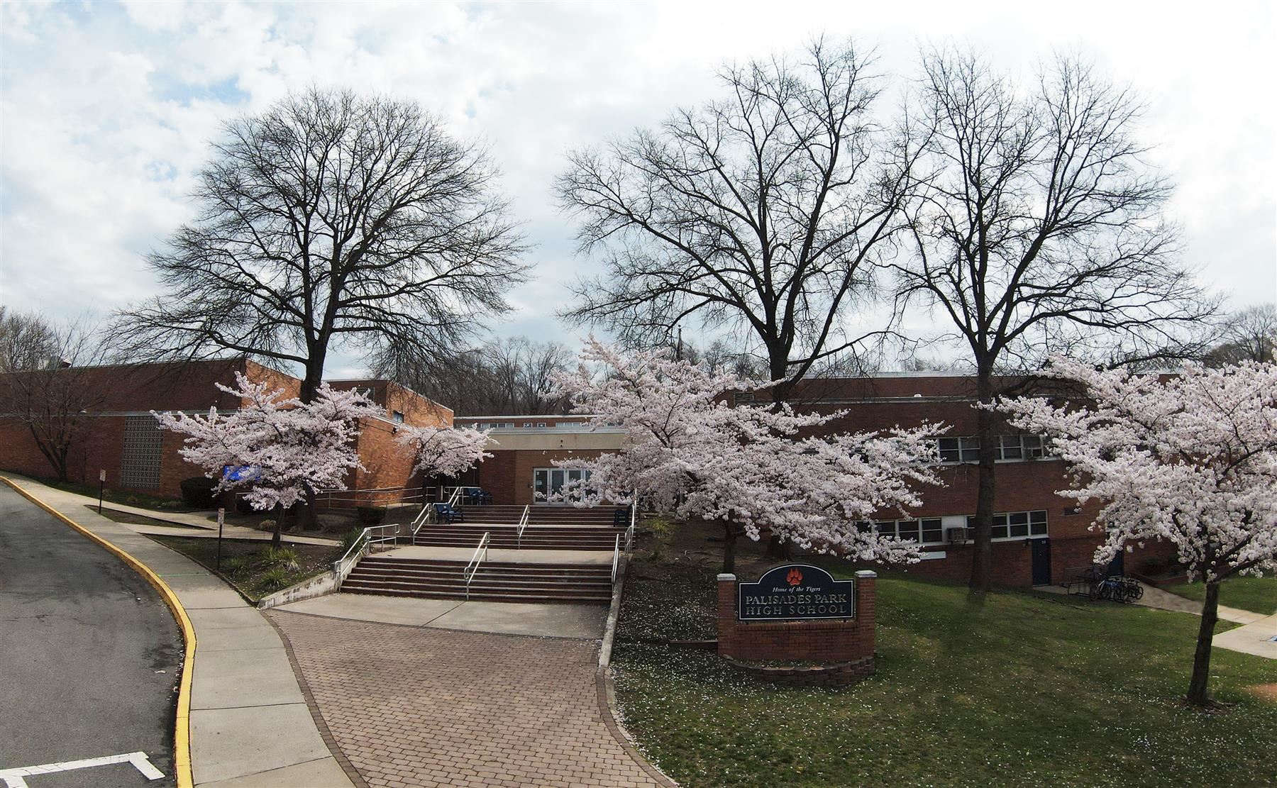 Photo of the front of the Junior / Senior High School